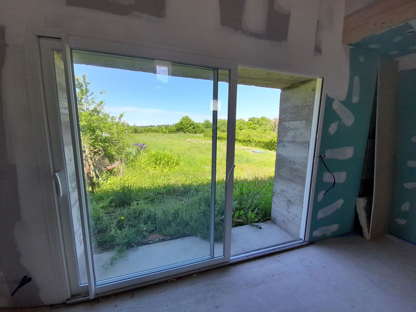 Création d'une porte-fenêtre pour une maison neuve