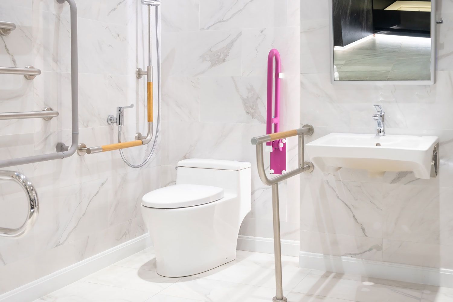 Un carrelage effet marbre pour des toilettes PMR agréables