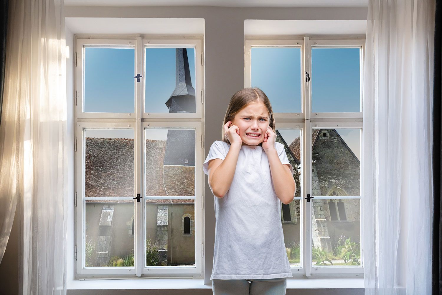 Une fillette se bouche les oreilles devant une fenêtre qui donne sur l'église de Pierrefitte-ès-Bois