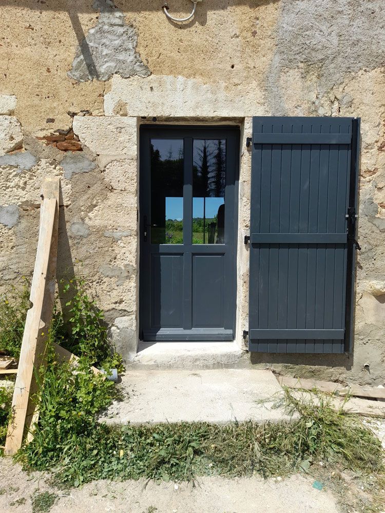 Remplacement de la porte d'entrée d'une maison ancienne