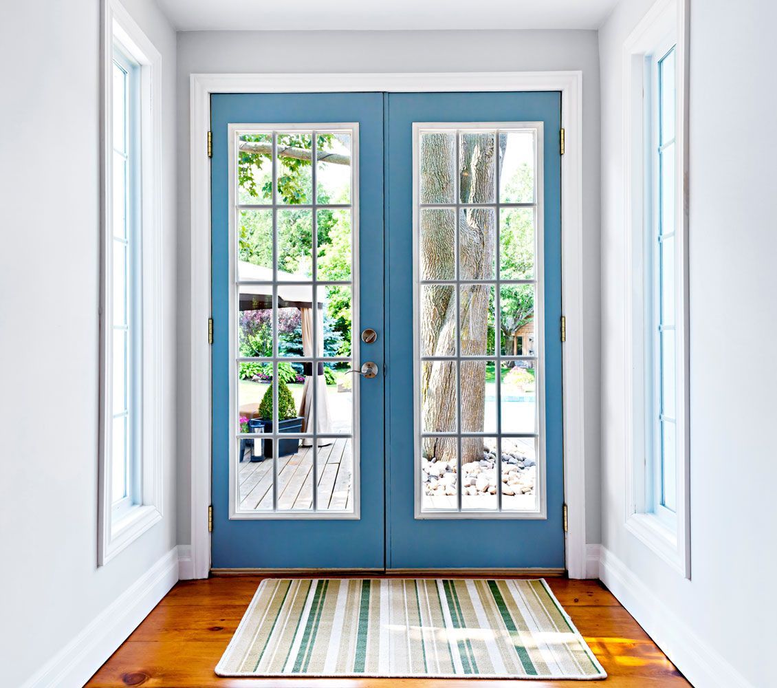 Des portes vitrée bleues en bois