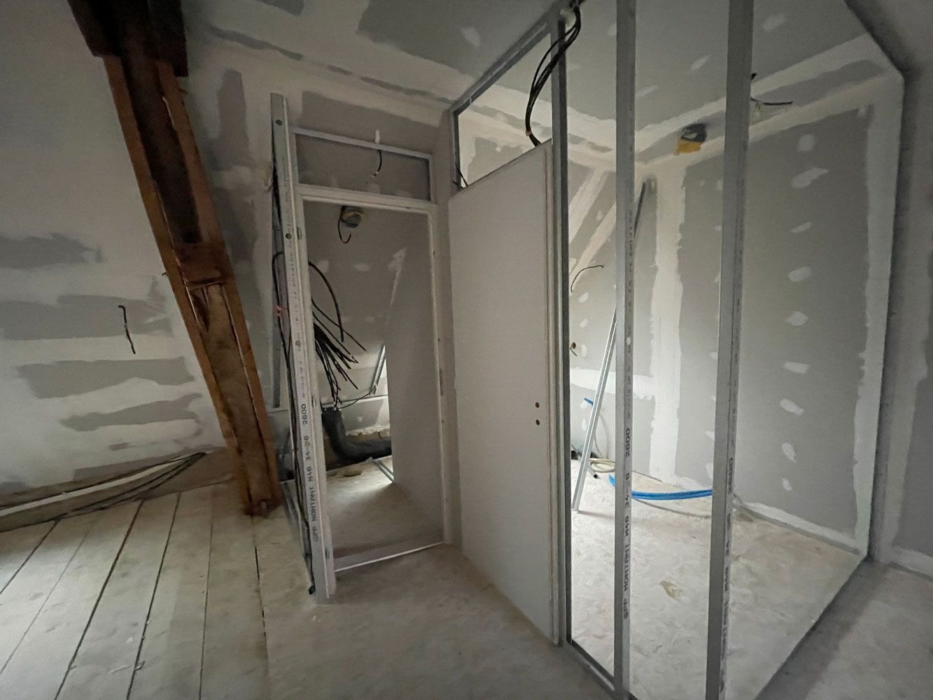 Échelle devant un mur isolé