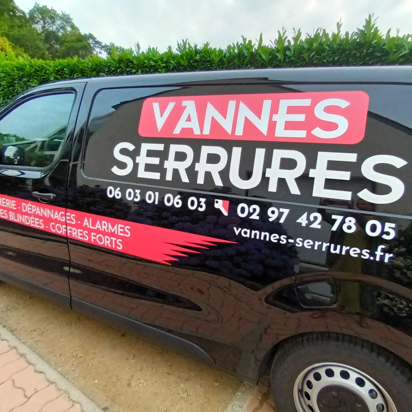 Porte-clés bleu avec deux clés sur une surface sombre.