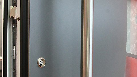 Détail d’une porte blindée avec serrure et renfort métallique