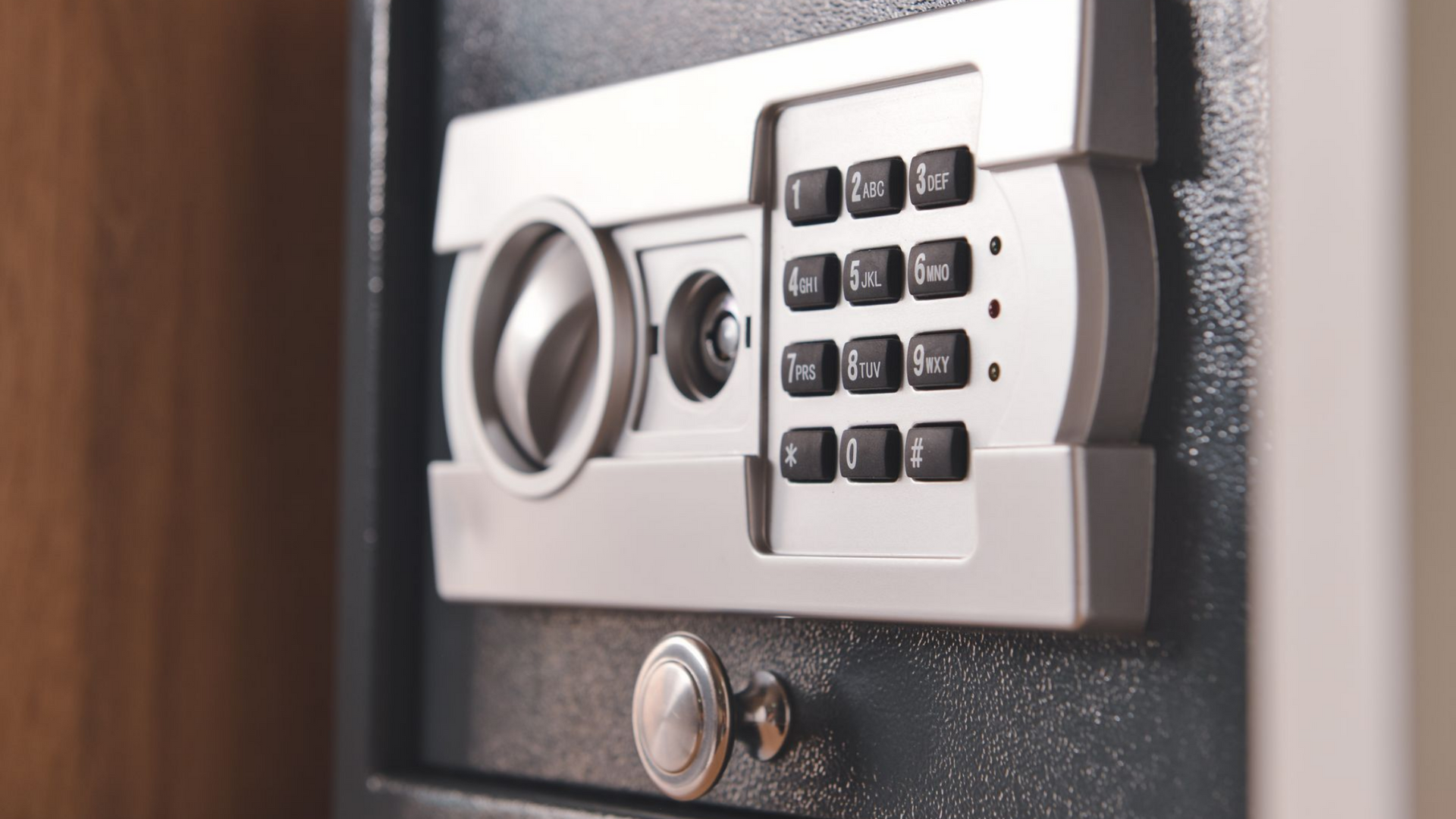 Coffre-fort équipé d’un clavier électronique et d’une poignée