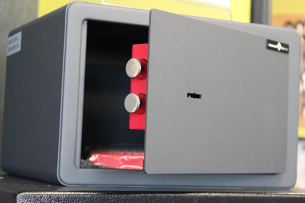 Ouvrir le coffre-fort gris contenant des éléments rouges.