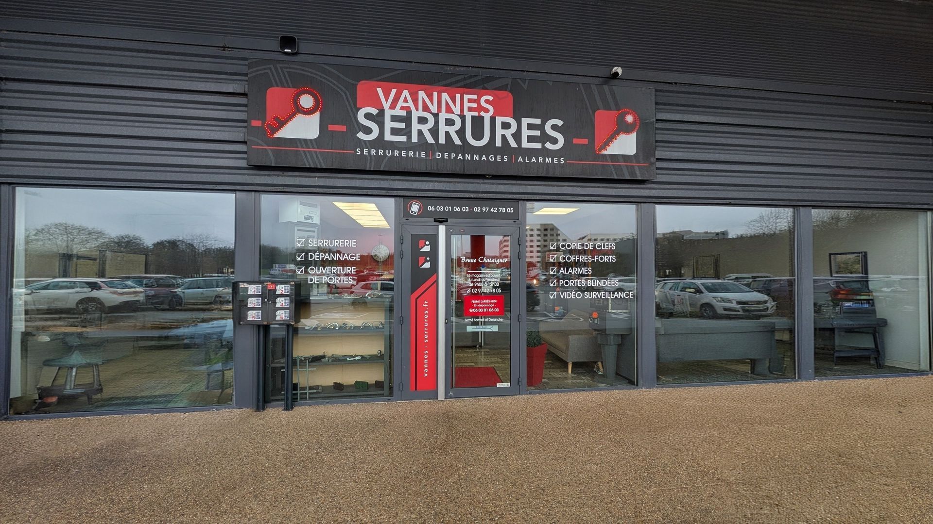 Véhicule utilitaire de serrurerie avec logo et informations de contact