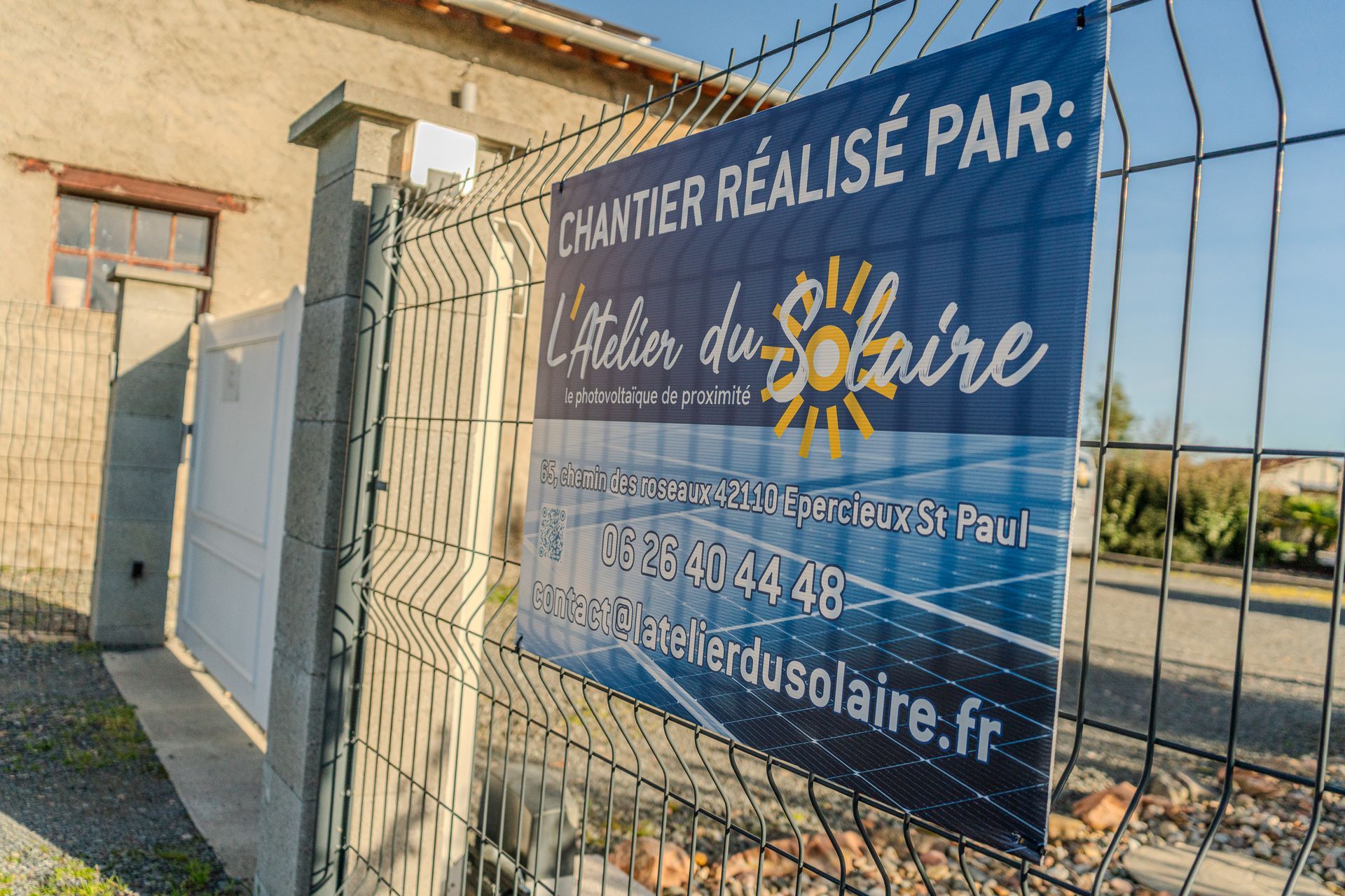 Femme avec une tablette dans les mains