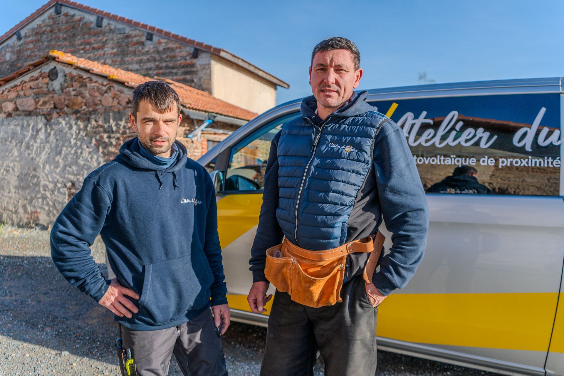 Panneau solaire sur un toit, avec une vue floue d'un champ vert en arrière-plan.