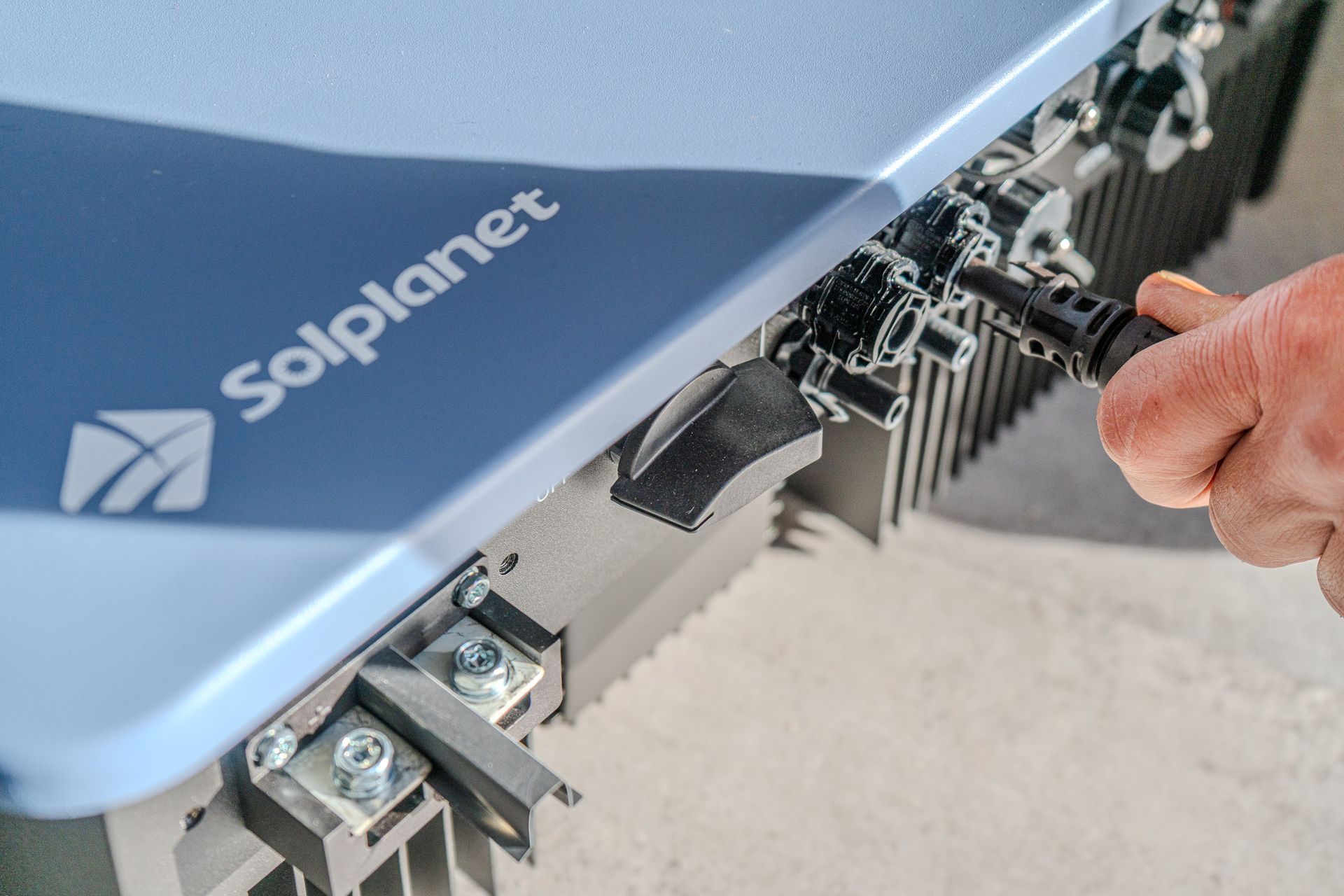 Connexion manuelle d'un connecteur électrique de panneau solaire.