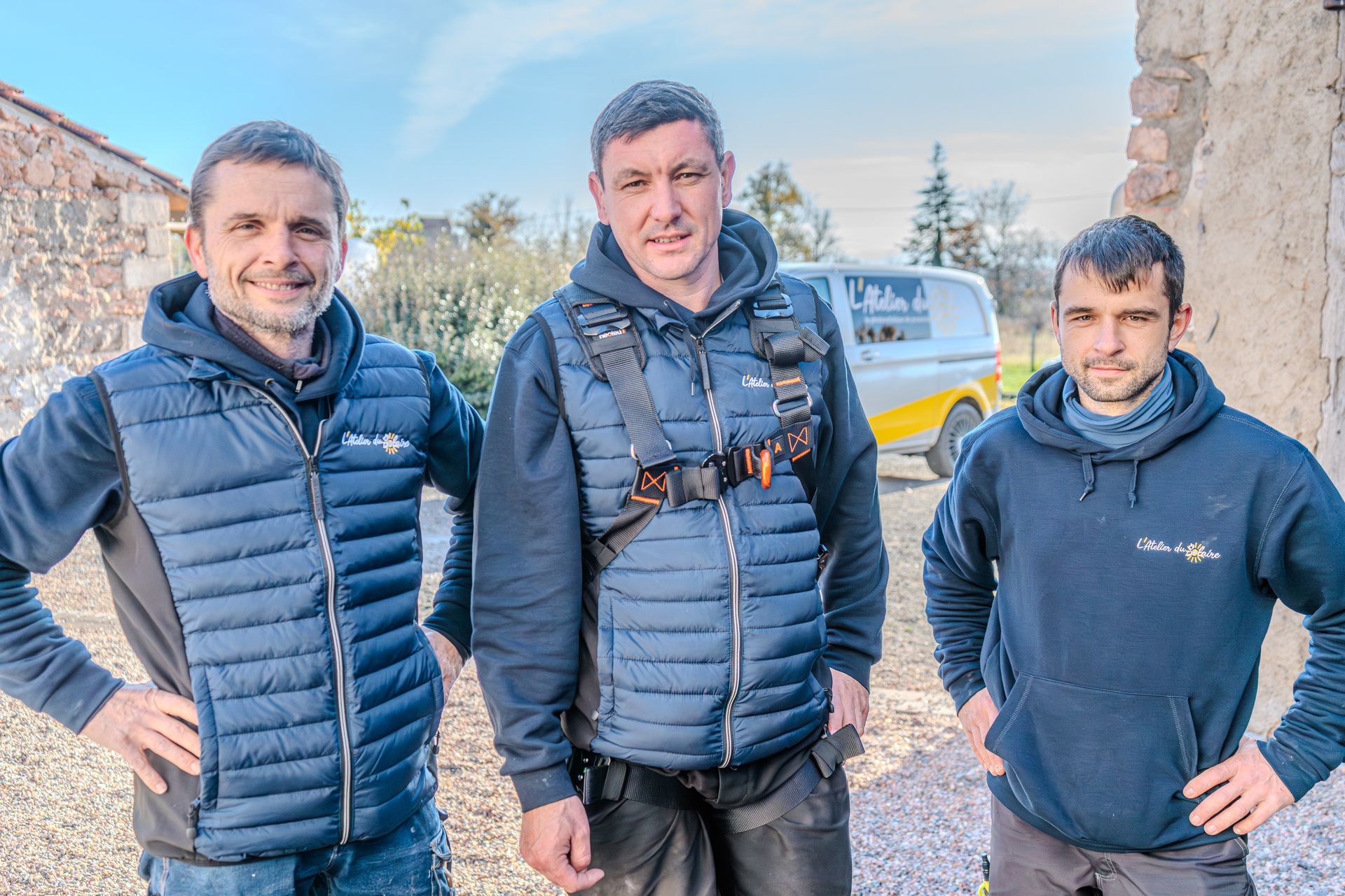 Une personne connectant un câble noir à un onduleur de panneau solaire Solplanet.