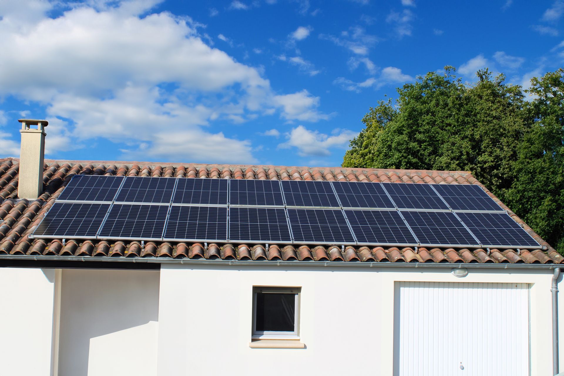Panneaux solaires sur toute la longueur d'un toit