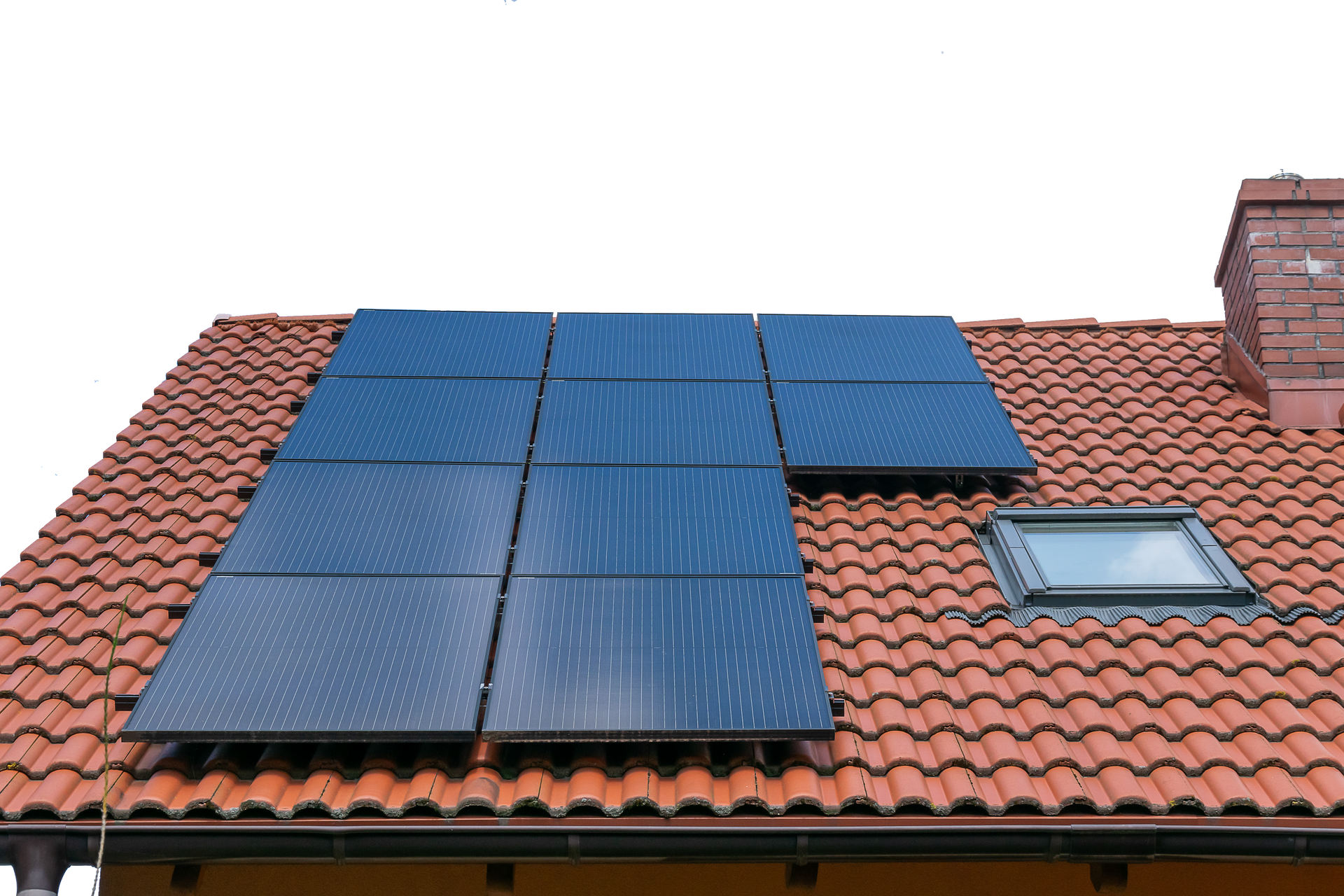 Maison avec panneaux solaires.