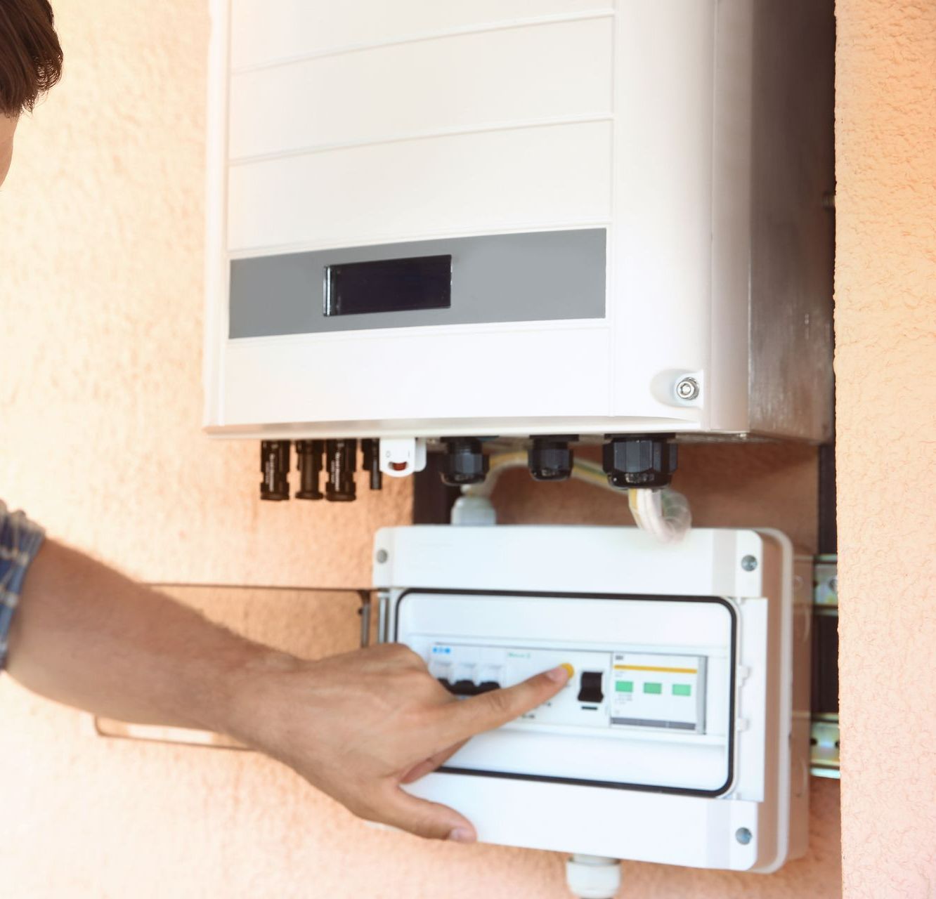 Un technicien pilotant ses panneaux solaires via le panneau de contrôle