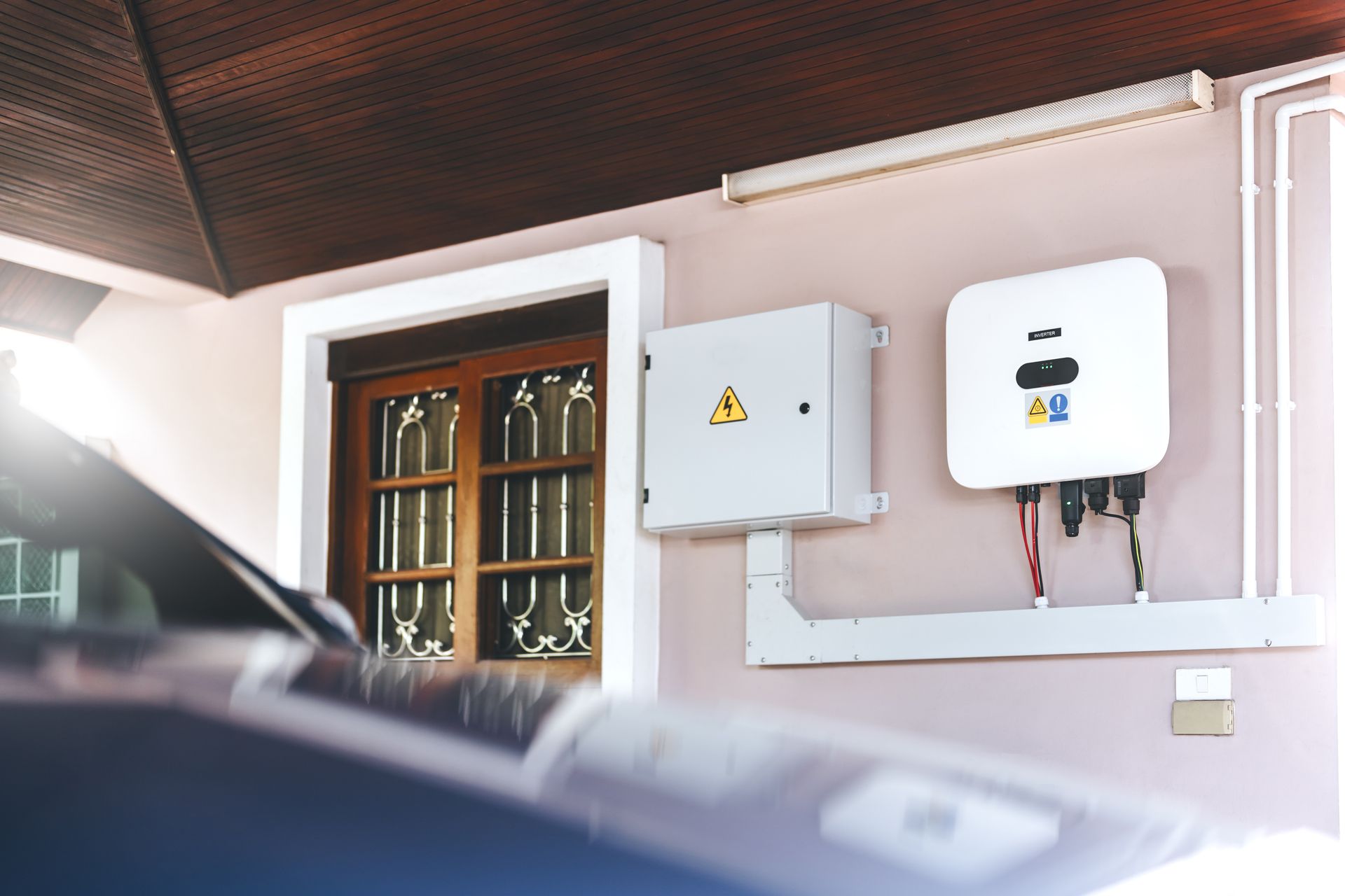 Deux techniciens installant des panneaux solaires.