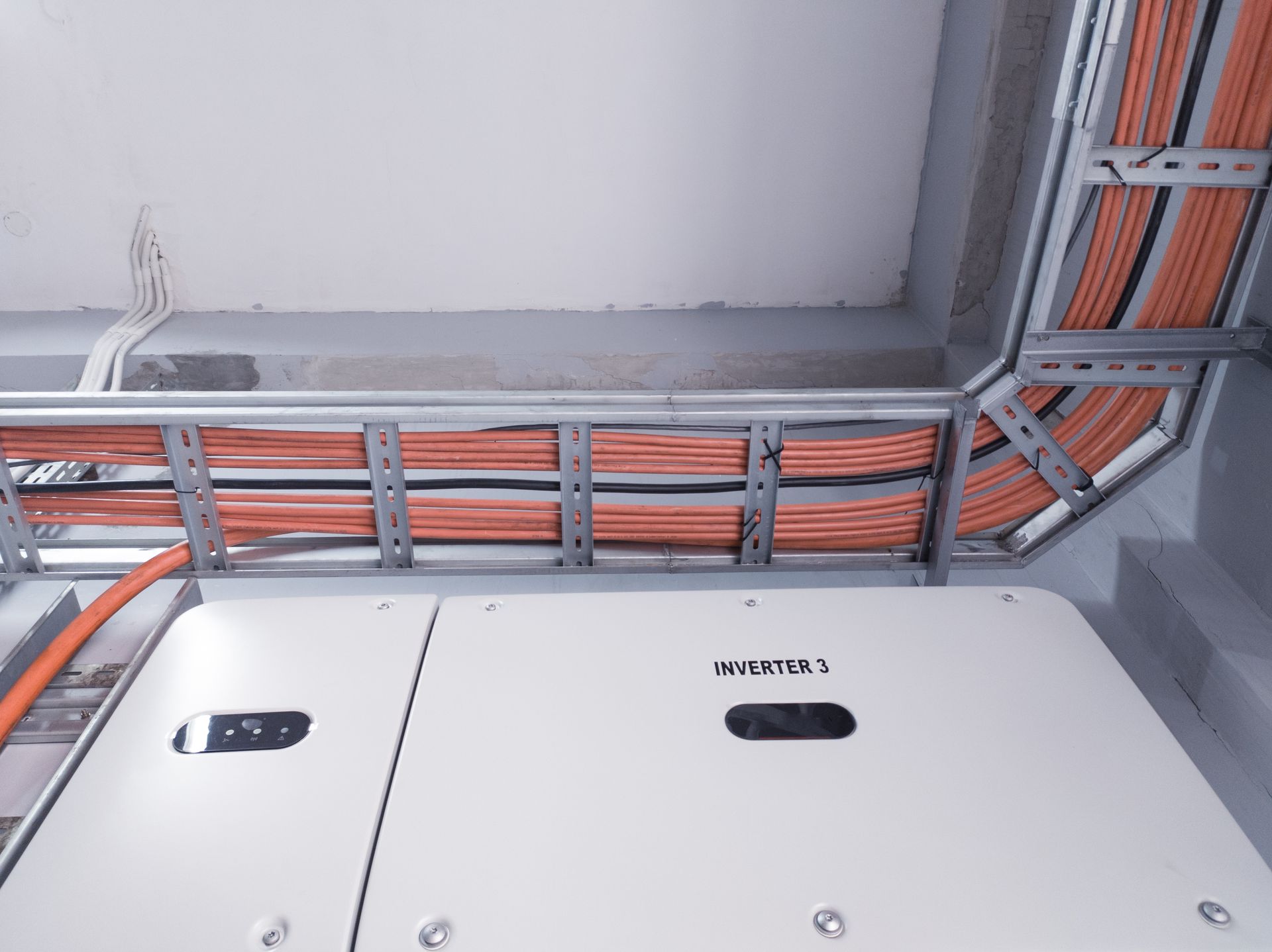 Onduleur photovoltaïque avec tous les câbles bien rangés