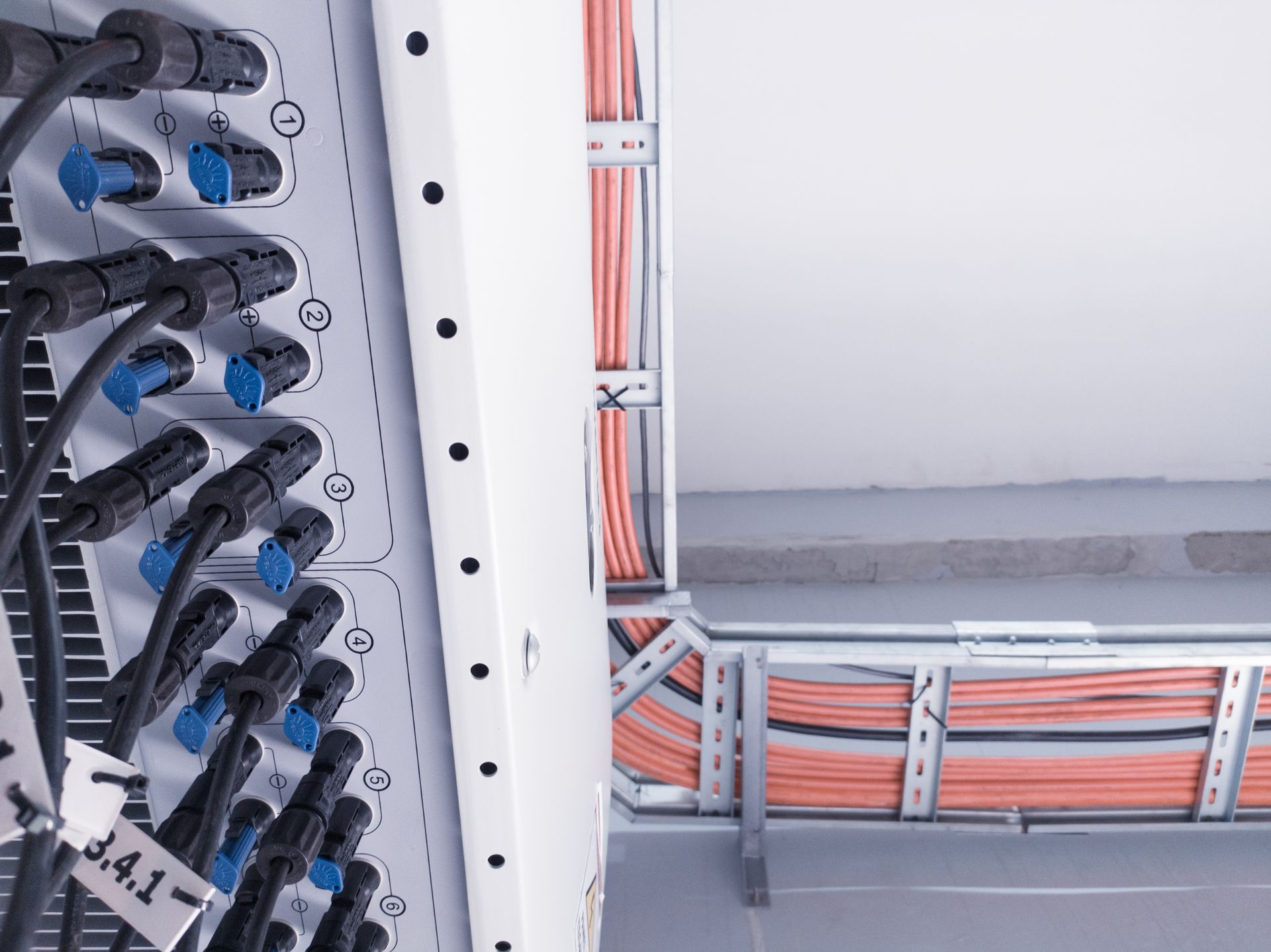 Passage de câble vers un onduleur photovoltaïque