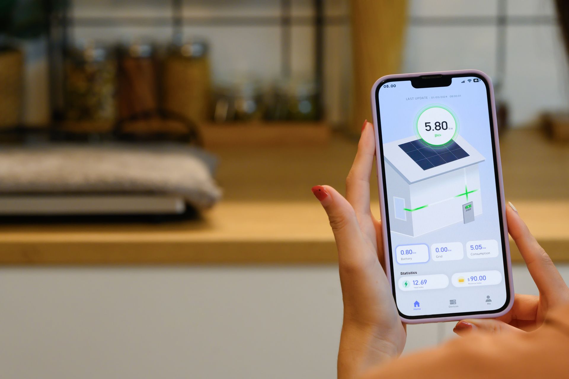 Une personne regardant une application de gestion de consommation électrique sur son smartphone.