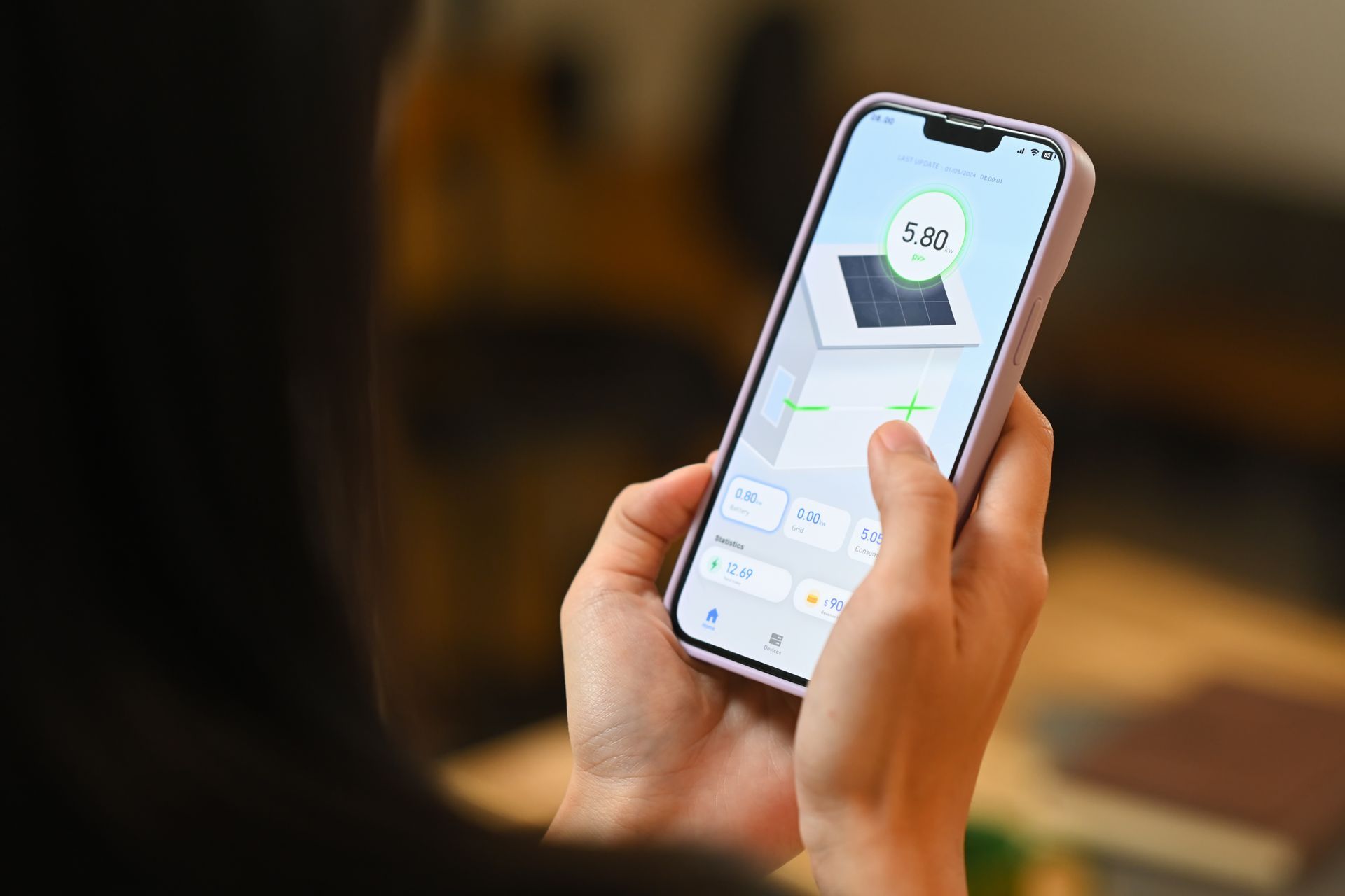Une personne regardant une application sur son smartphone.