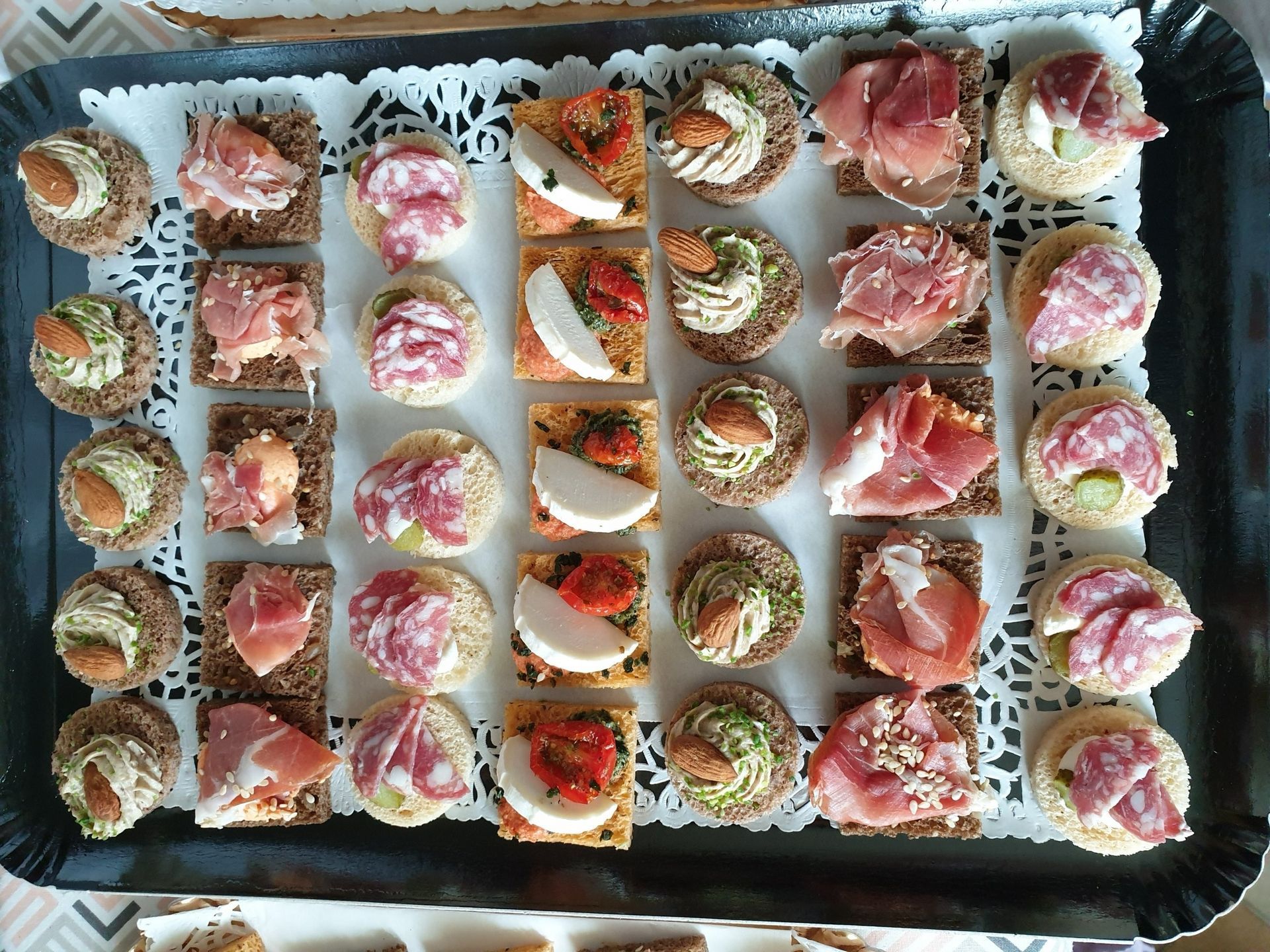 Petits fours avec de la charcuterie