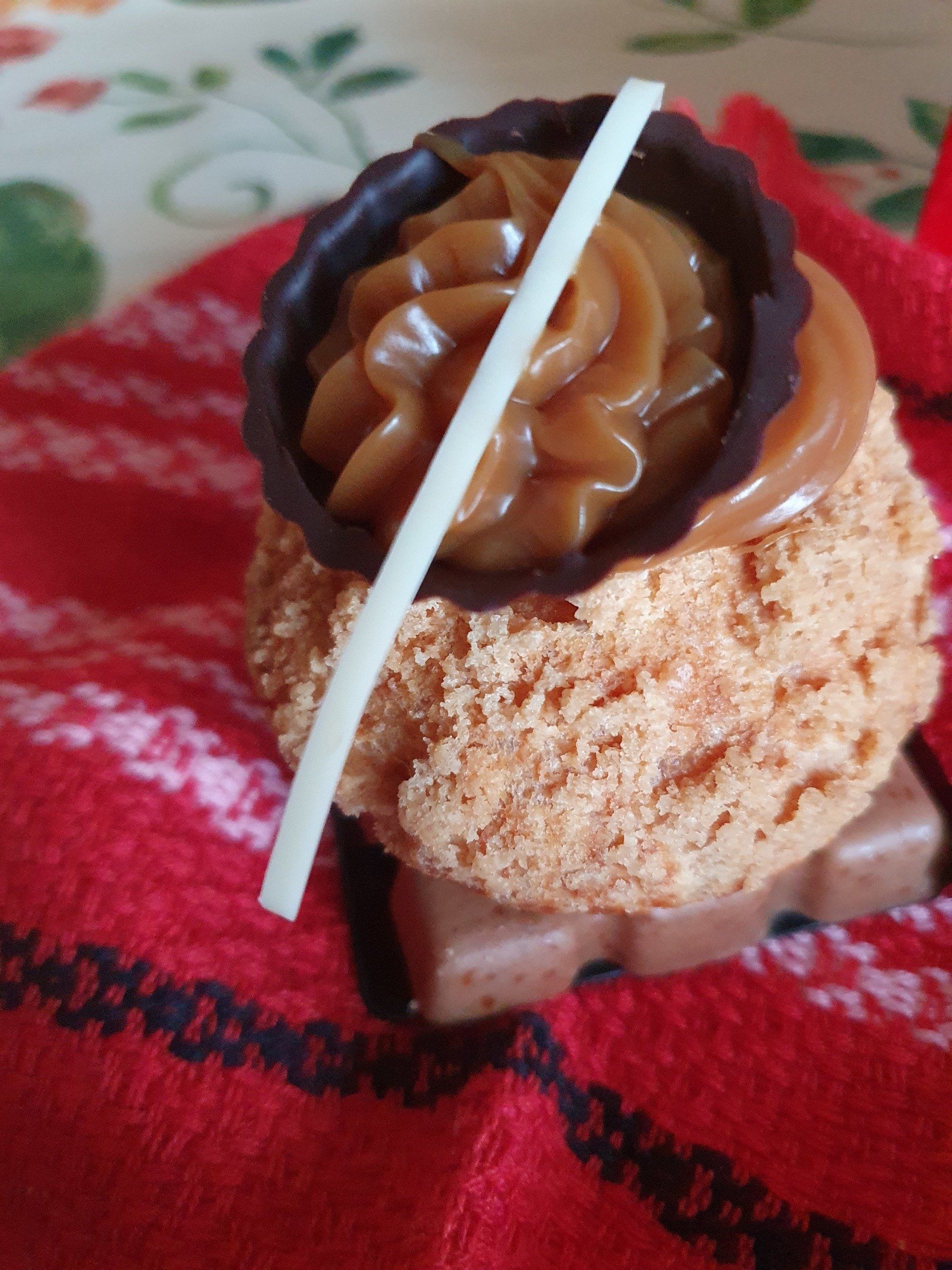 Boule de glace artisanale avec un coulis de caramel 