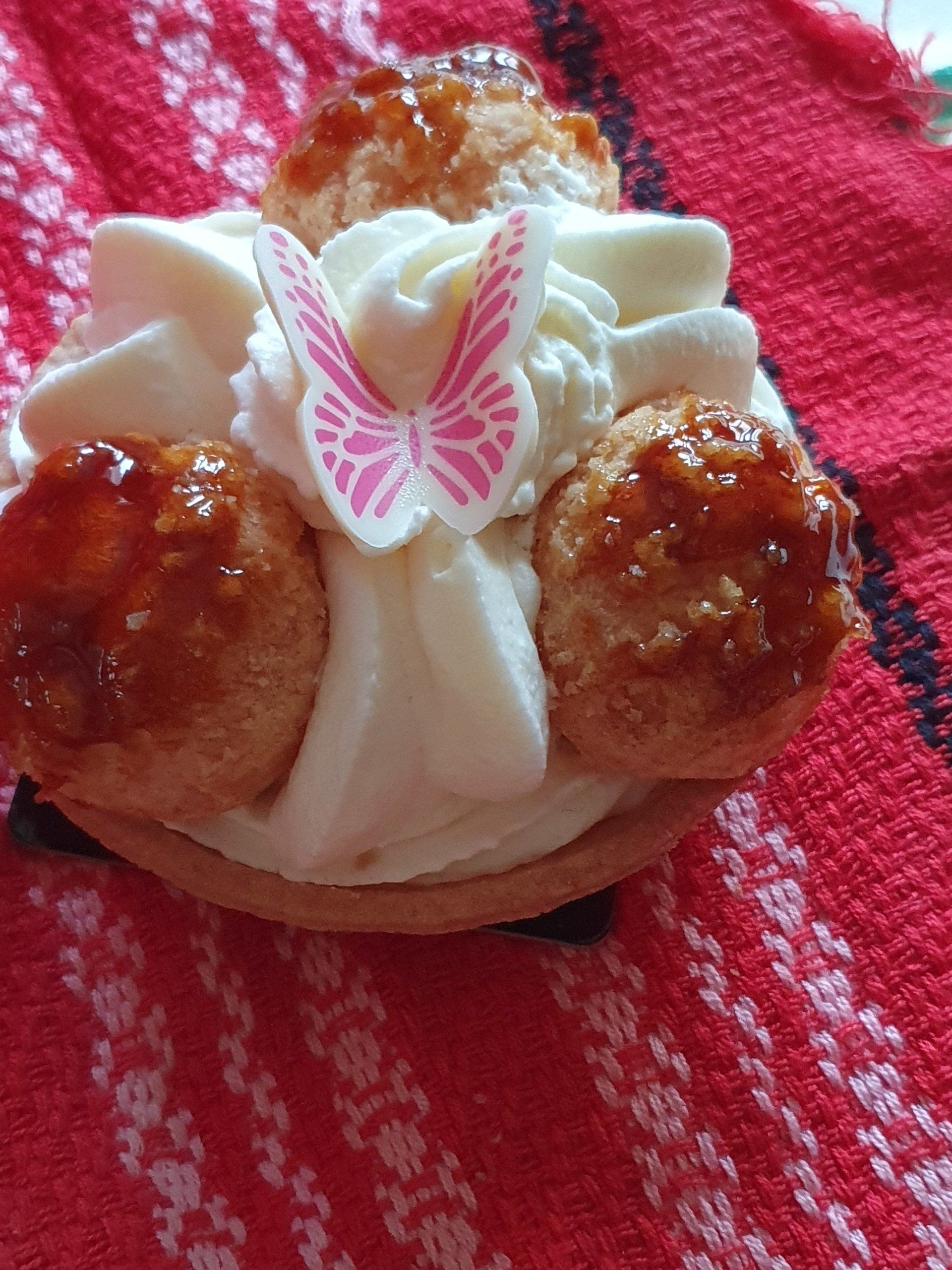 Dessert avec des choux et de la crème