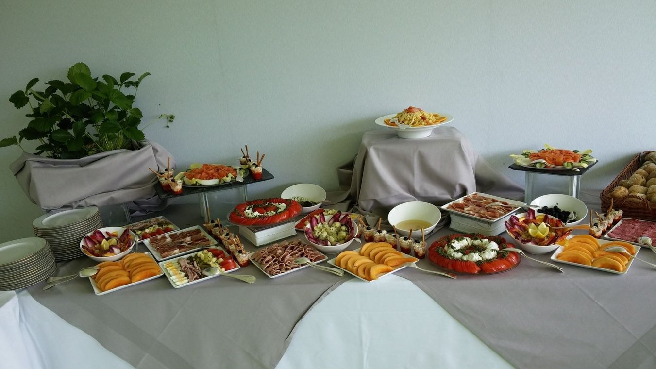 Table avec un assortiment d'entrées