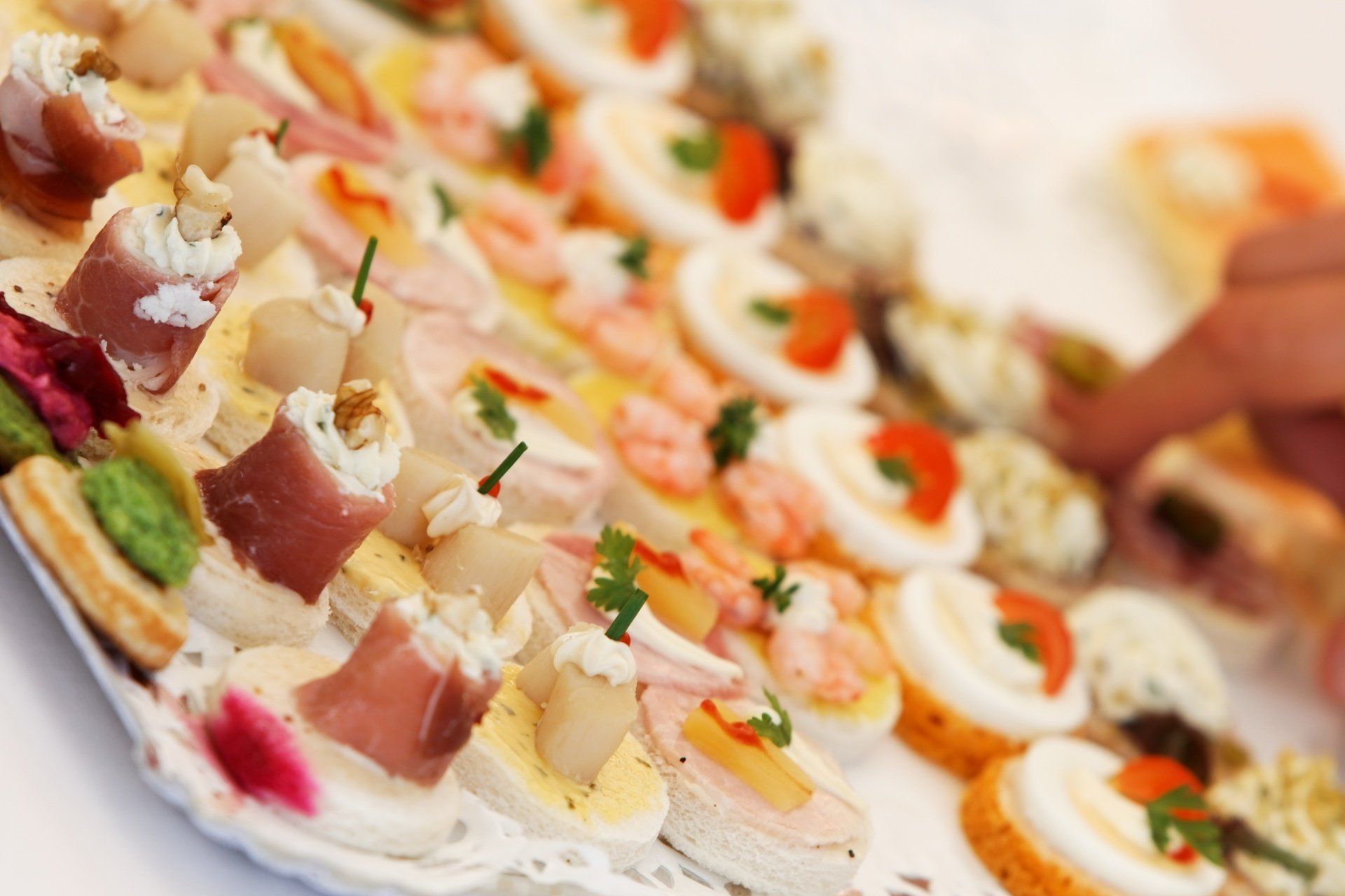 Buffet présentant différentes bouchées d'apéritif