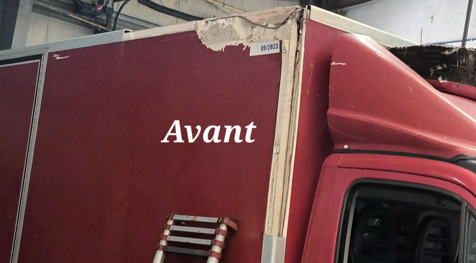 Une photo du haut d'une caisse de camion endommagée