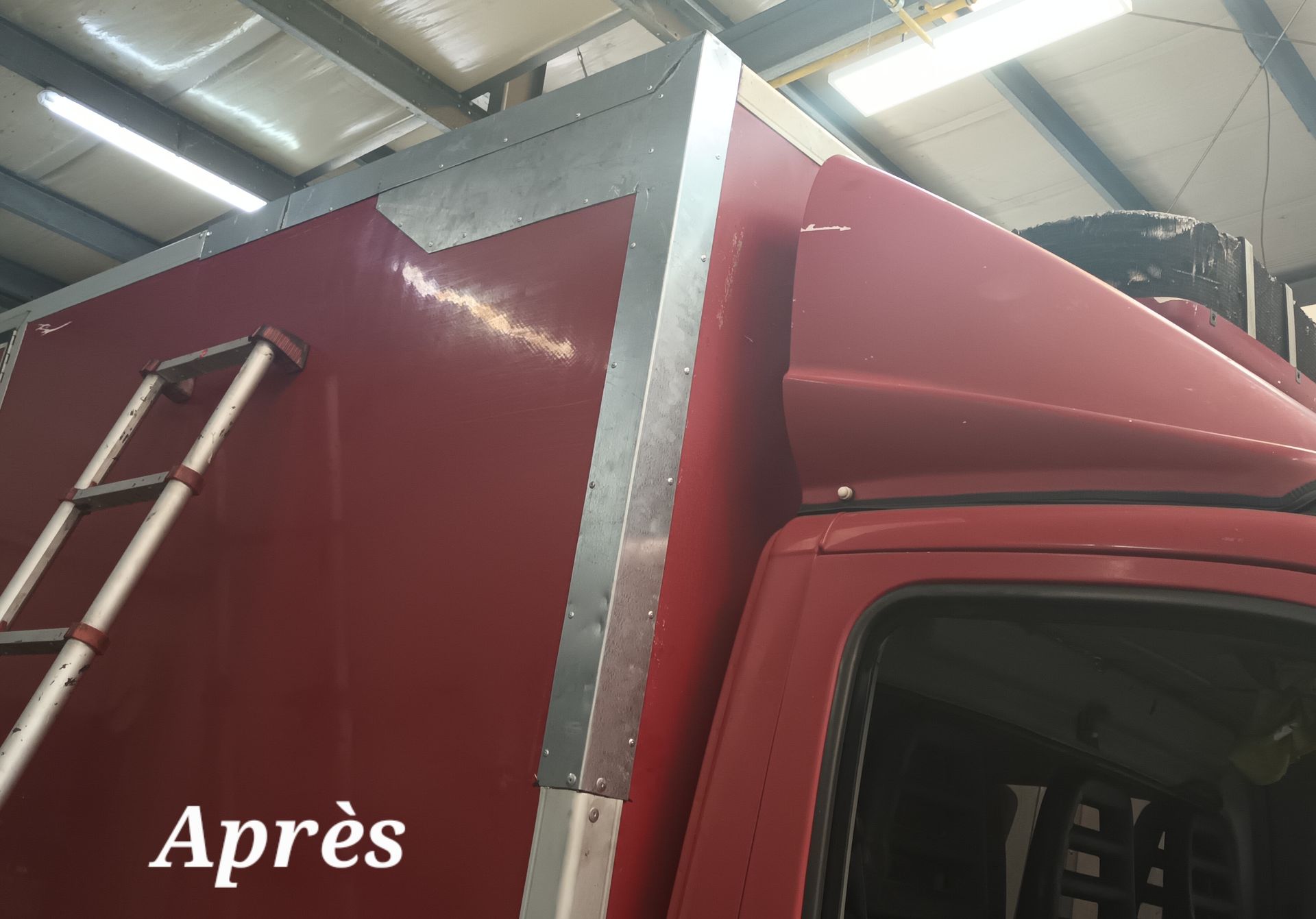 Le haut d'un camion rouge avec une bande métallique sur le toit