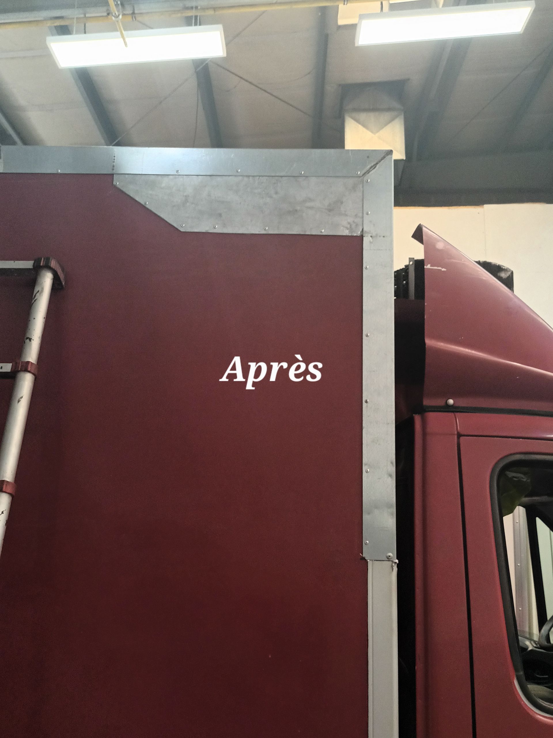 Une photo du haut d'une caisse de camion réparée