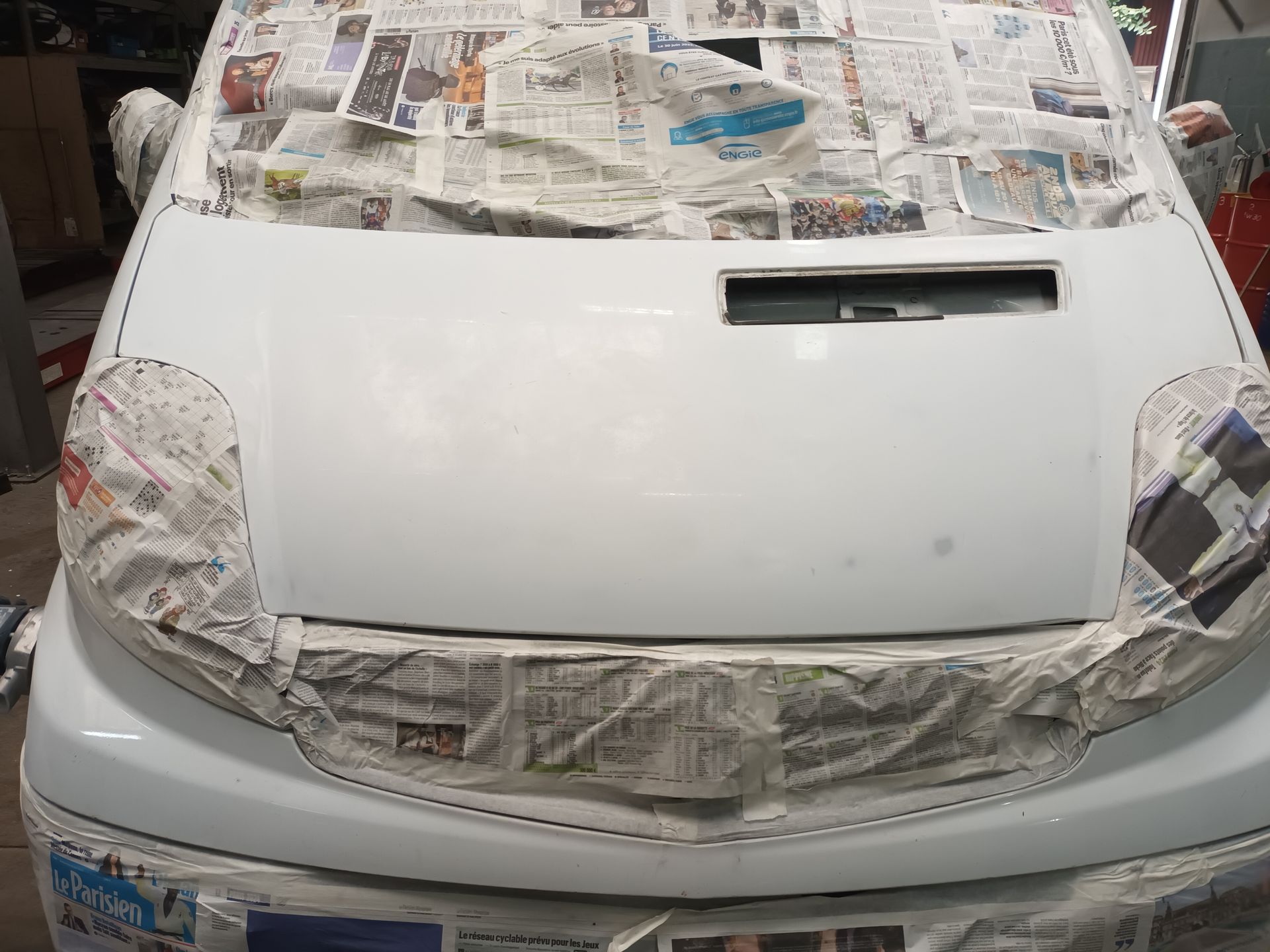 Un camion vu de face recouvert de papier journal