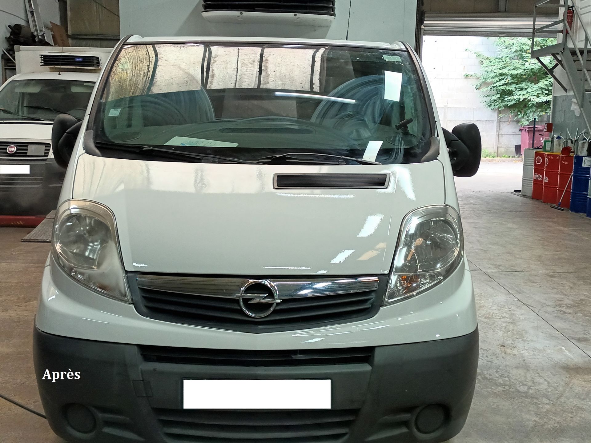 Un véhicule utilitaire vu de face dans un garage