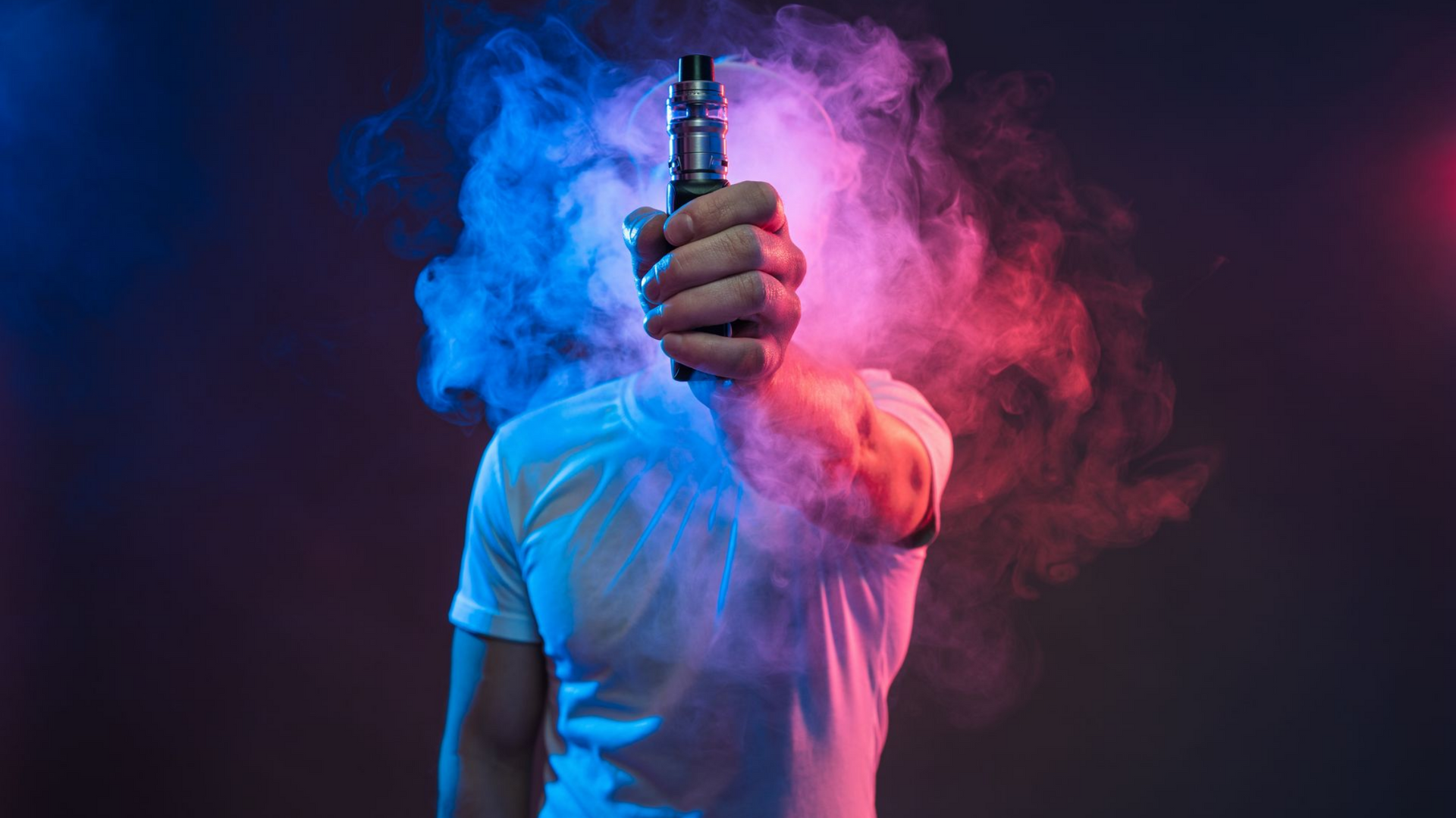 Une collection de divers stylos vape sur une étagère en bois avec de la fumée s'élevant.