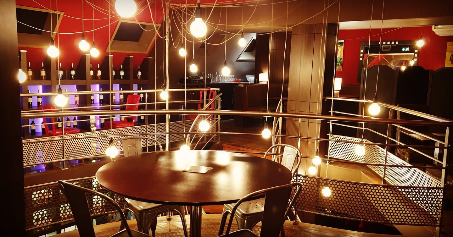 Terrasse intérieure de café confortable avec guirlandes lumineuses