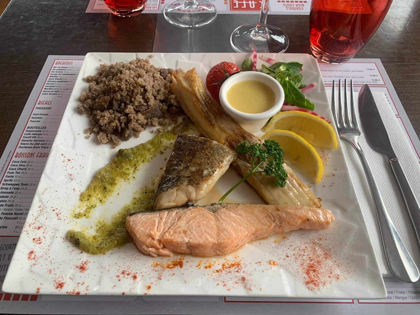 Dîner de saumon servi avec du riz, des légumes