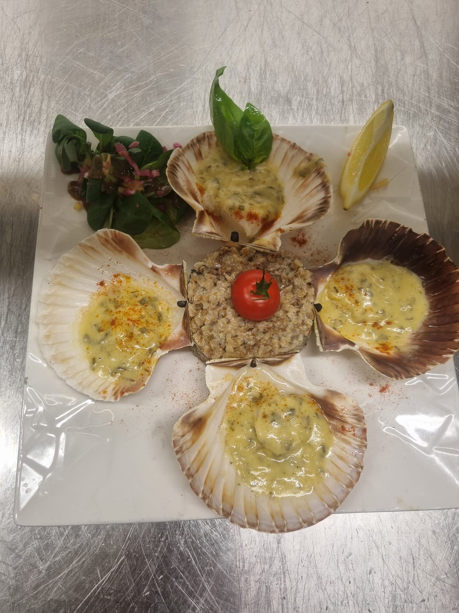 Assortiment de coquilles Saint-Jacques farcies d'amuse-gueules