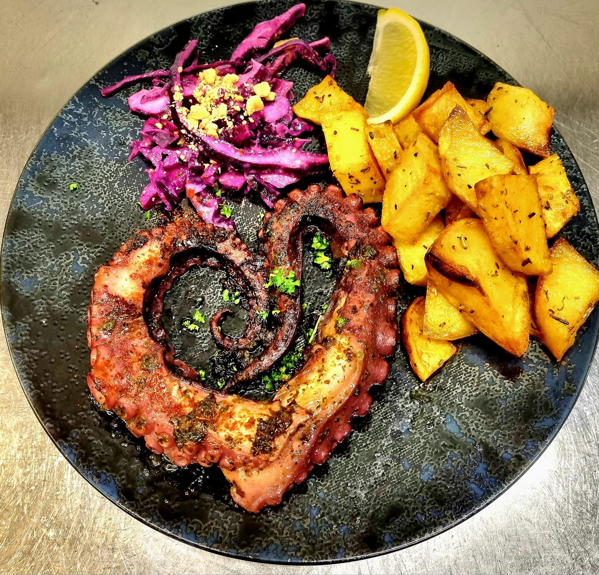 Steak grillé servi avec des frites