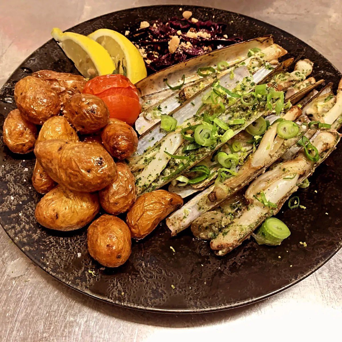Poisson grillé aux herbes, pommes de terre nouvelles