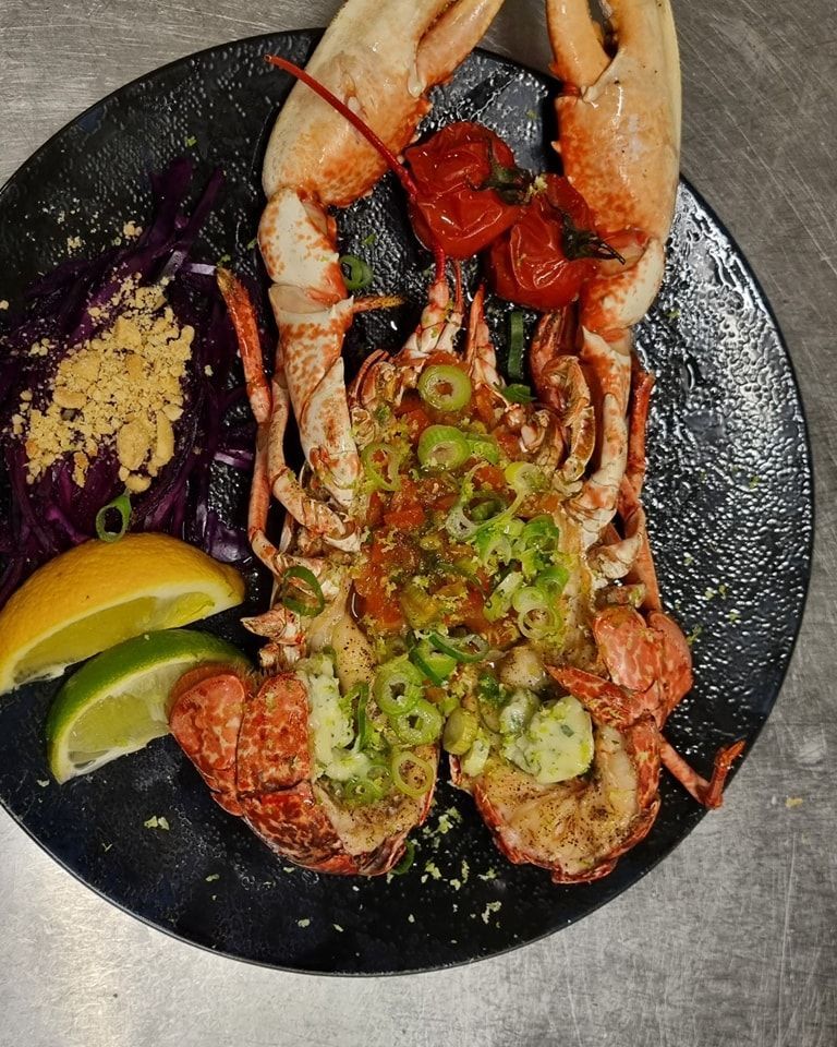 Pattes de crabe et fruits de mer avec des quartiers de citron