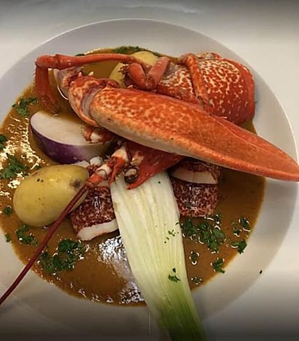 Homard servi avec des légumes