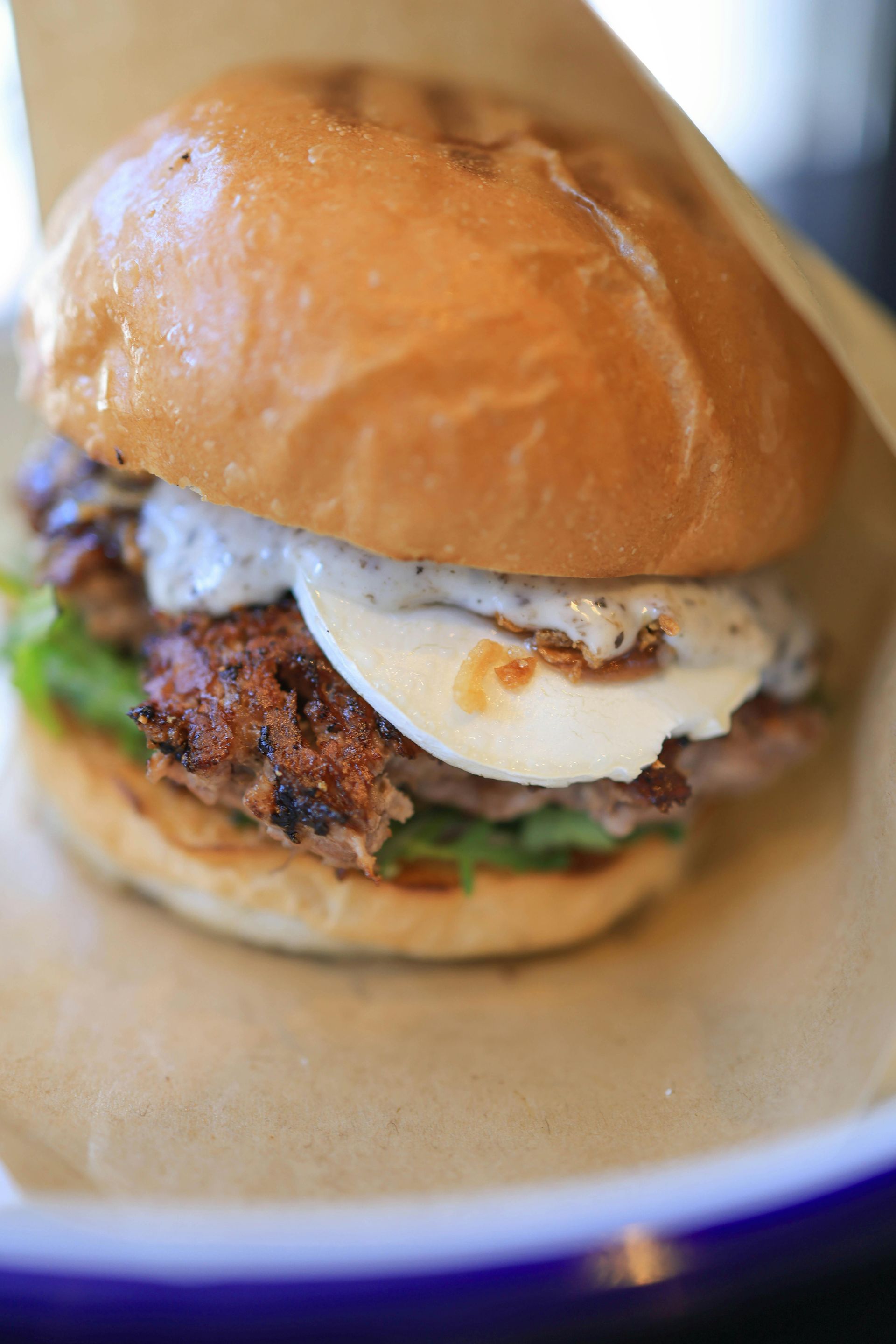 Gros plan d'un cheeseburger avec un œuf au plat