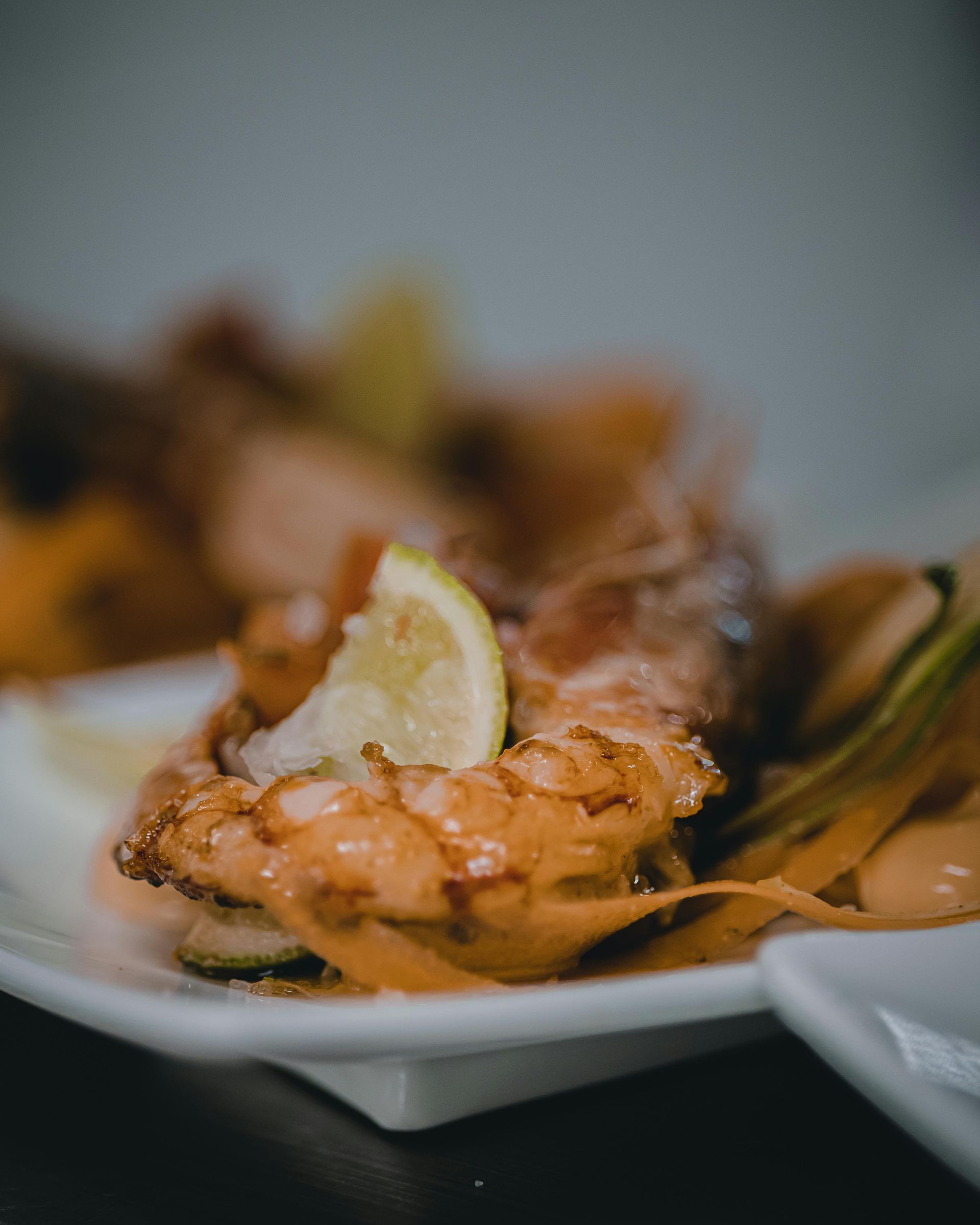 Gros plan sur des crevettes grillées avec un quartier de citron 
