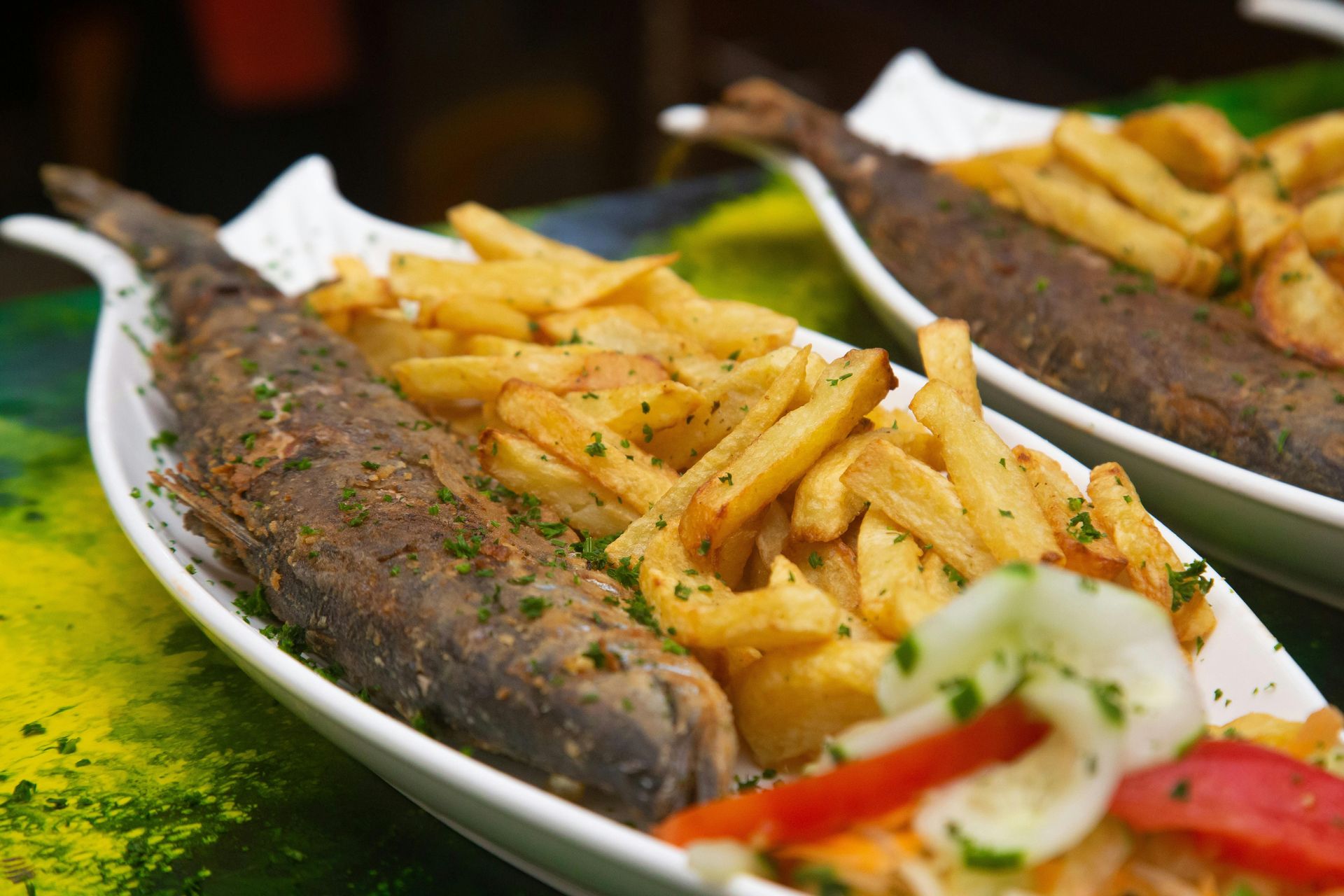 Poisson grillé accompagné de frites et de salade