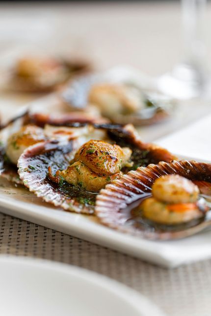 Plat de fruits de mer avec des pétoncles et une sauce