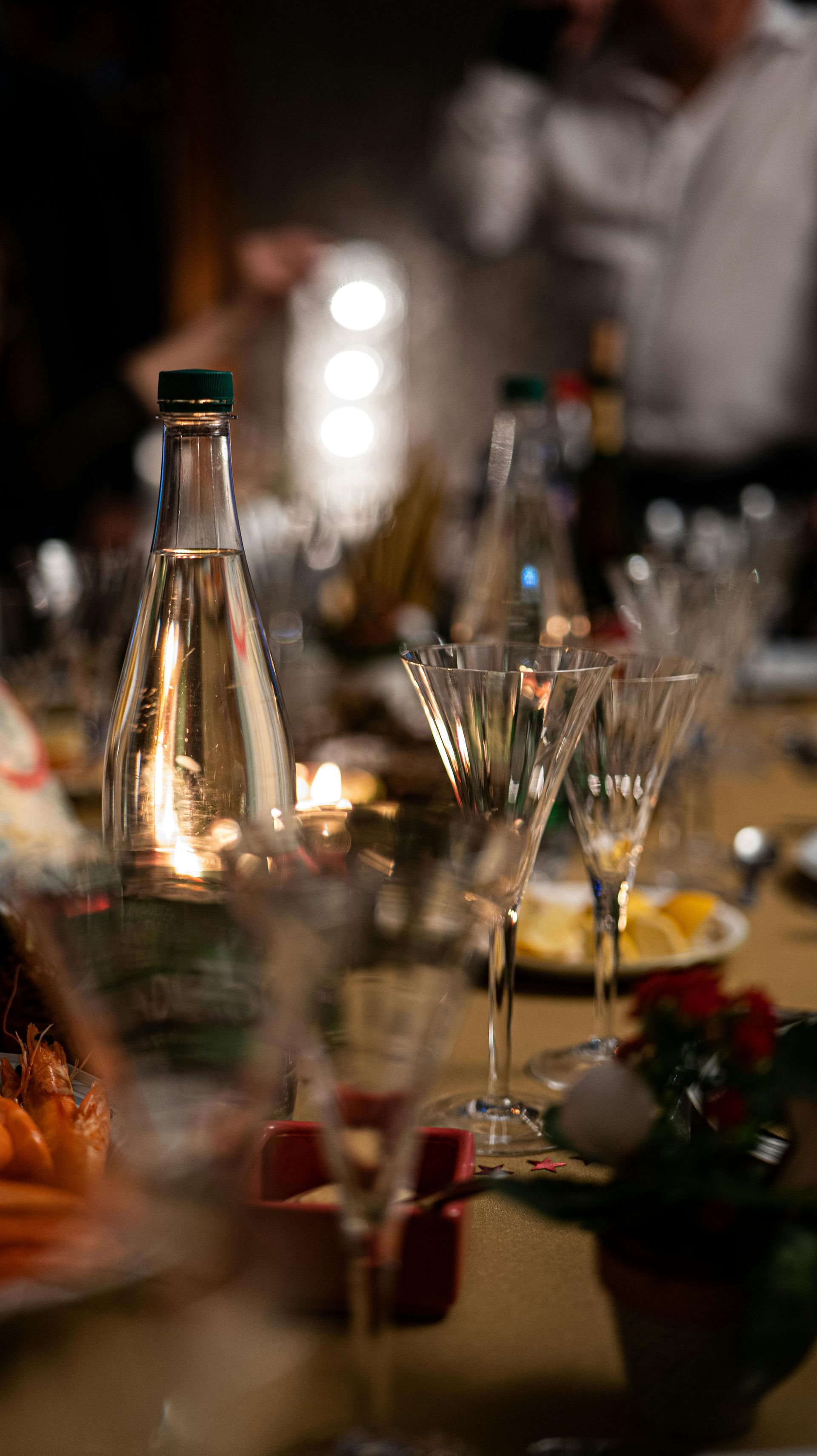 Table à dîner faiblement éclairée