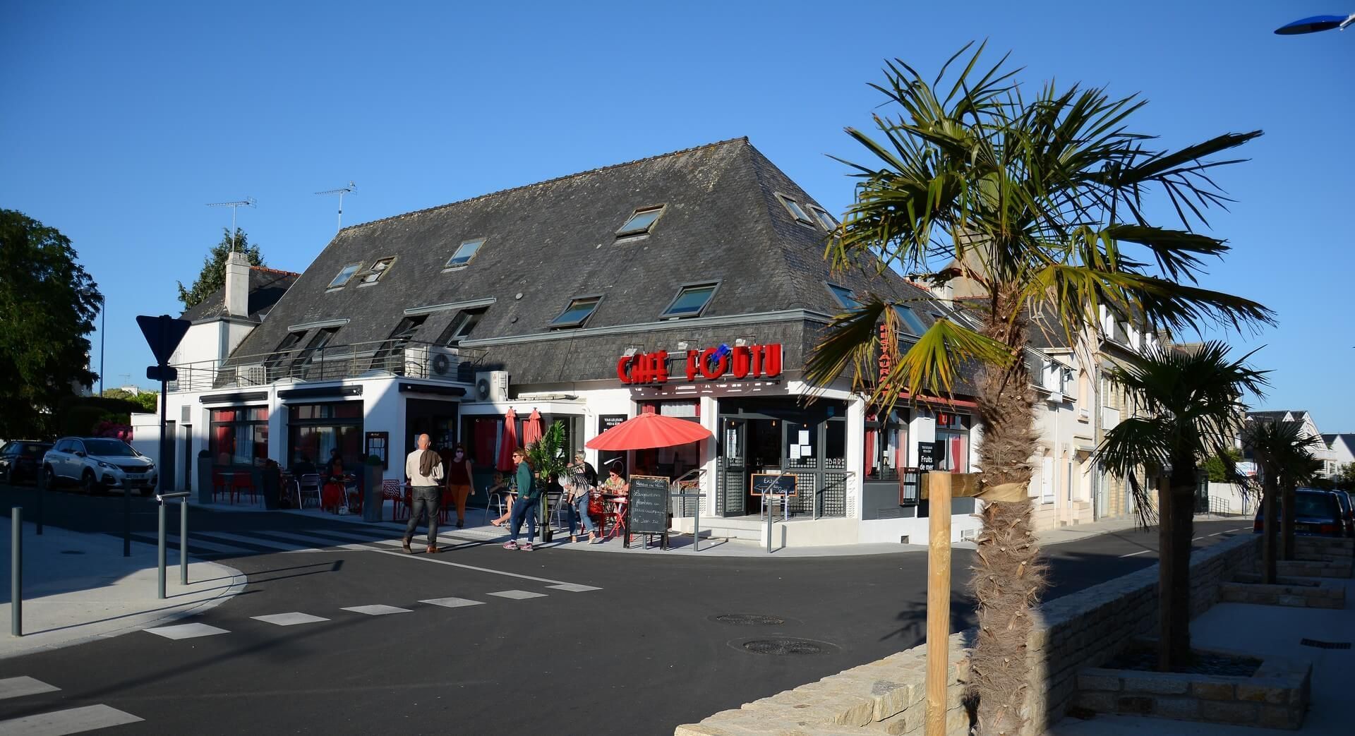Café d'angle de rue avec terrasse,