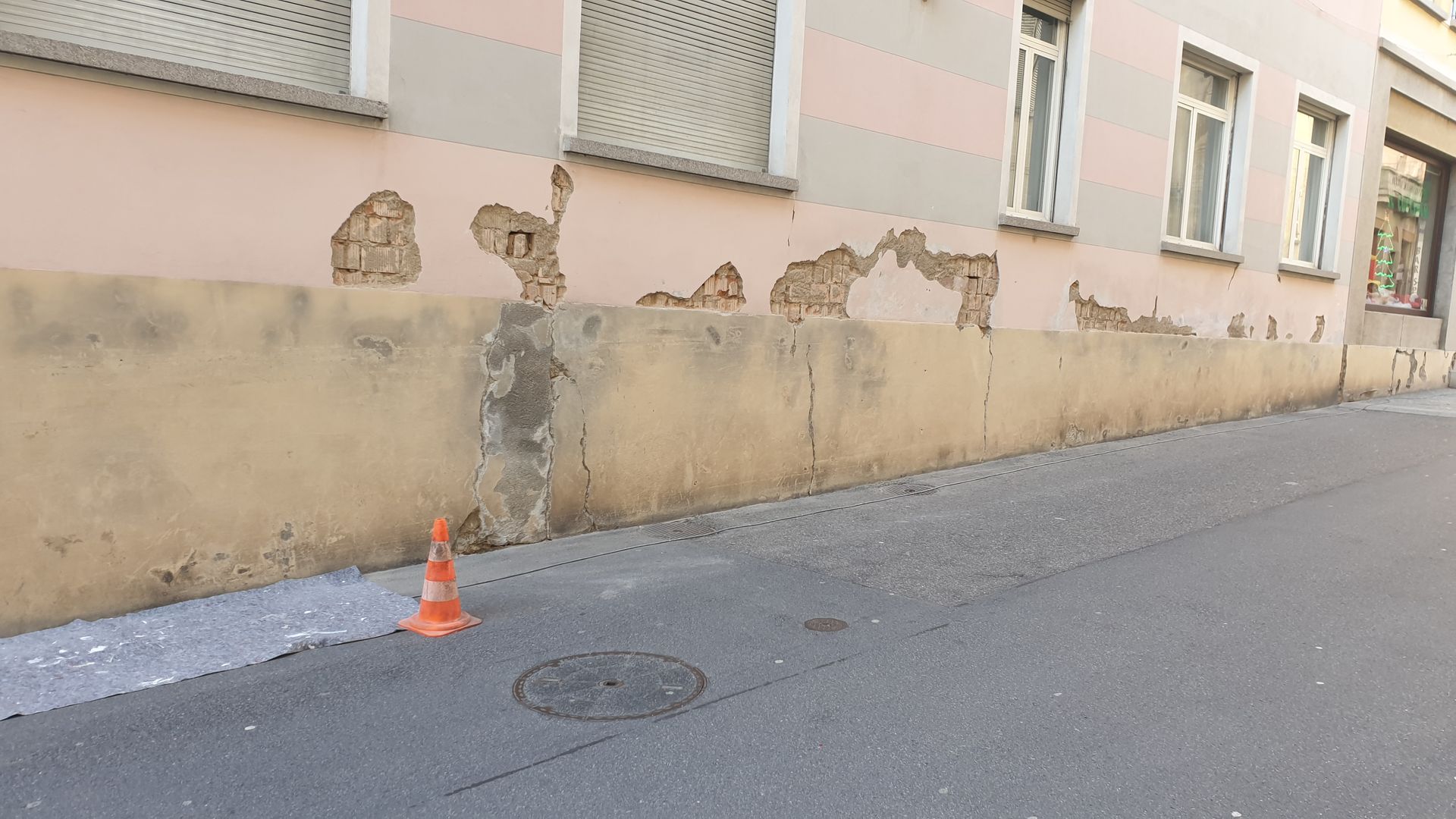 Un edificio con una striscia rosa e bianca sul lato