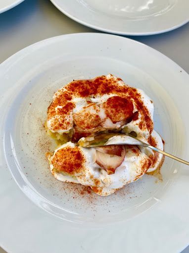 Un primer plano de un plato de comida con un tenedor sobre una mesa.