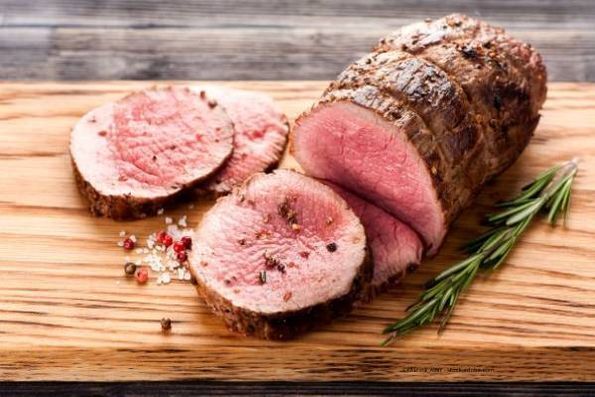 Braten auf Holzbrett im Landgasthof Erras